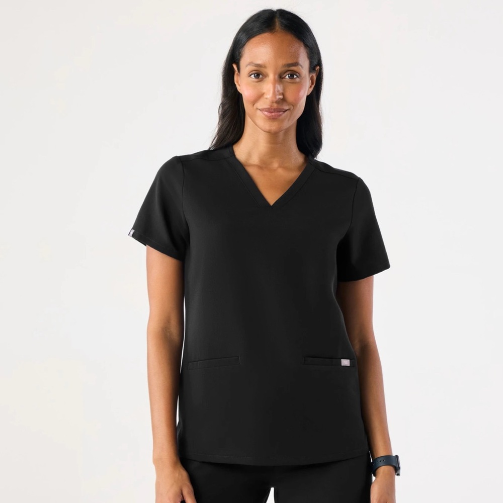 Figs Black Casma Three-Pocket Scrub Top. Size large